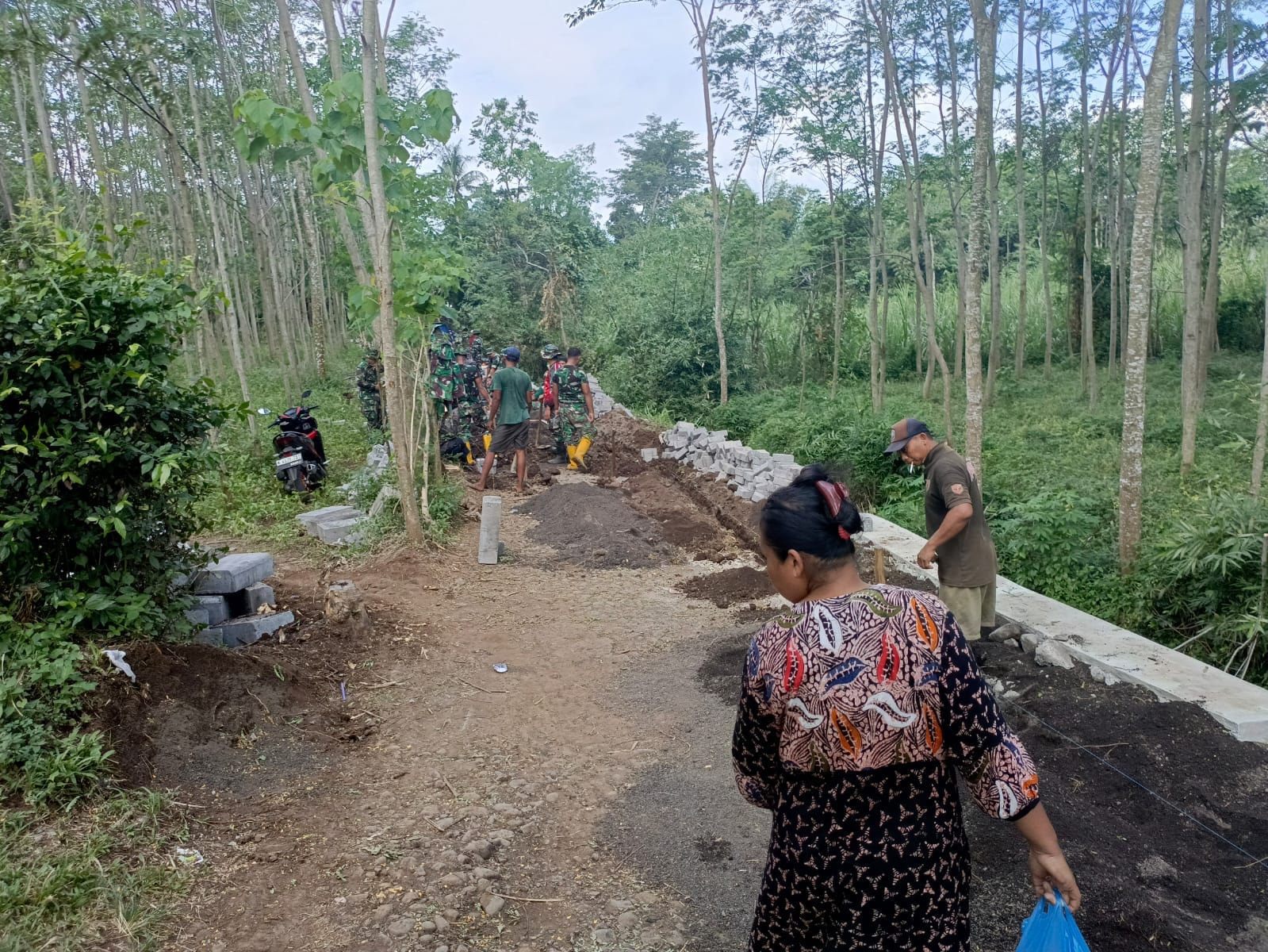 IMG-20260520-WA0179 Warga Apresiasi Kinerja Satgas TMMD dalam Pemasangan Paving di Desa Brabe