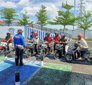 Dari Pasar ke Pinggir Jalan, Warga Tuban Ramai Tanya SIM ke Polisi