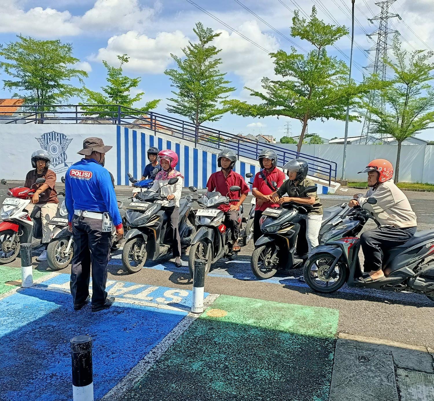 Polantas Tuban Datangi Warga, Pertanyaan SIM dan STNK Dijawab Langsung