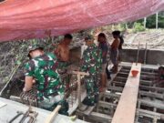 Anggota Kodim 1505/Tidore Bersama Warga Rakit Besi Persiapan Pengecoran Jembatan Garuda