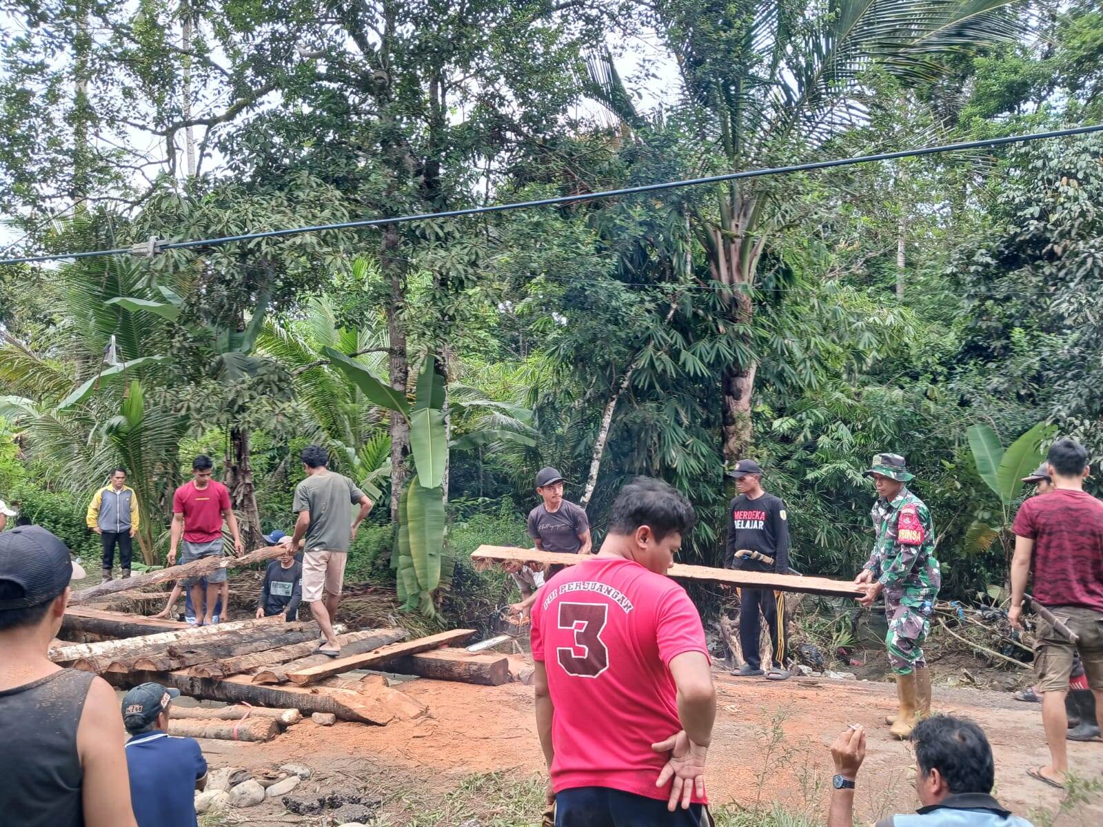 Jembatan Putus Diterjang Banjir, Babinsa dan Instansi Terkait Bergerak Cepat