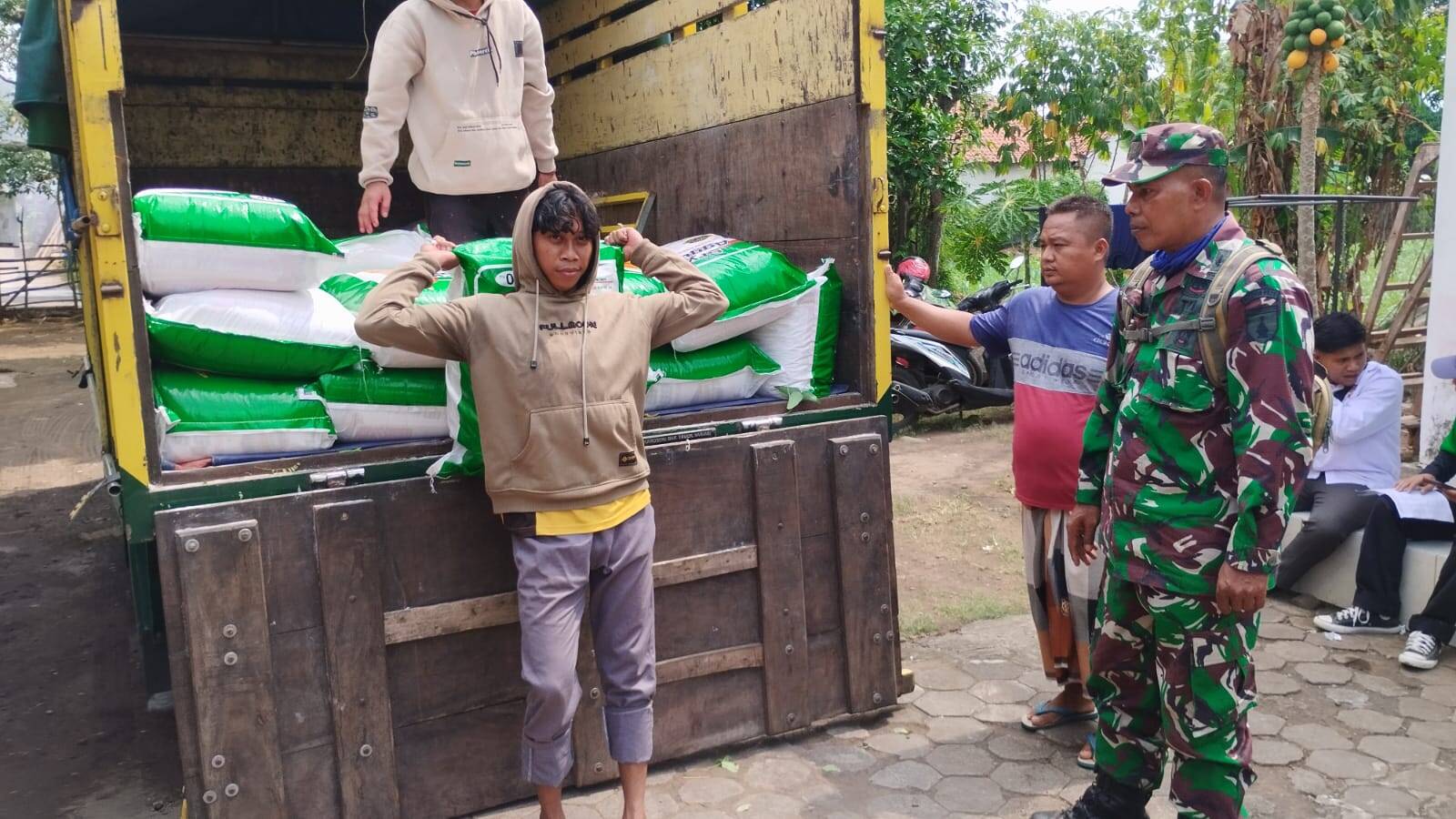 Tingkatkan Ketahanan Pangan Nasional, Koramil Wonomerto Dampingi Penyerahan Bantuan Bibit Jagung Kepada Kelompok Tani