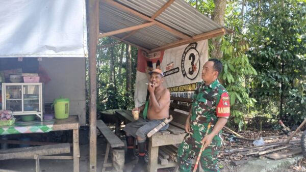 Babinsa Dekat dengan Rakyat, Sertu Solikin Jalin Komsos Bersama Warga Desa Sei Buluh