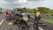 Diduga Kurang Konsentrasi, Innova Ringsek Usai Tabrak Dump Truck di Tol Pas-Pro