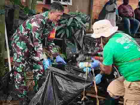 Gotong Royong Bersihkan Kali, Babinsa Timika Turun Langsung