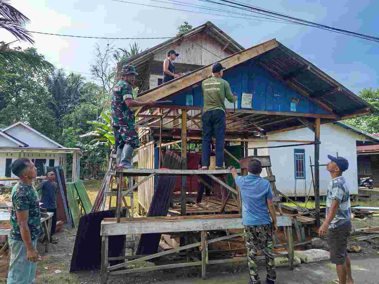 Babinsa Koramil 1002-06/Barabai Jadi Penggerak Rehab Pos Kamling Warga