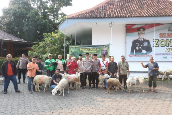 Wujud Kepedulian Polri, Kapolres Probolinggo Kota Distribusikan 4 Sapi dan 39 Kambing Kurban
