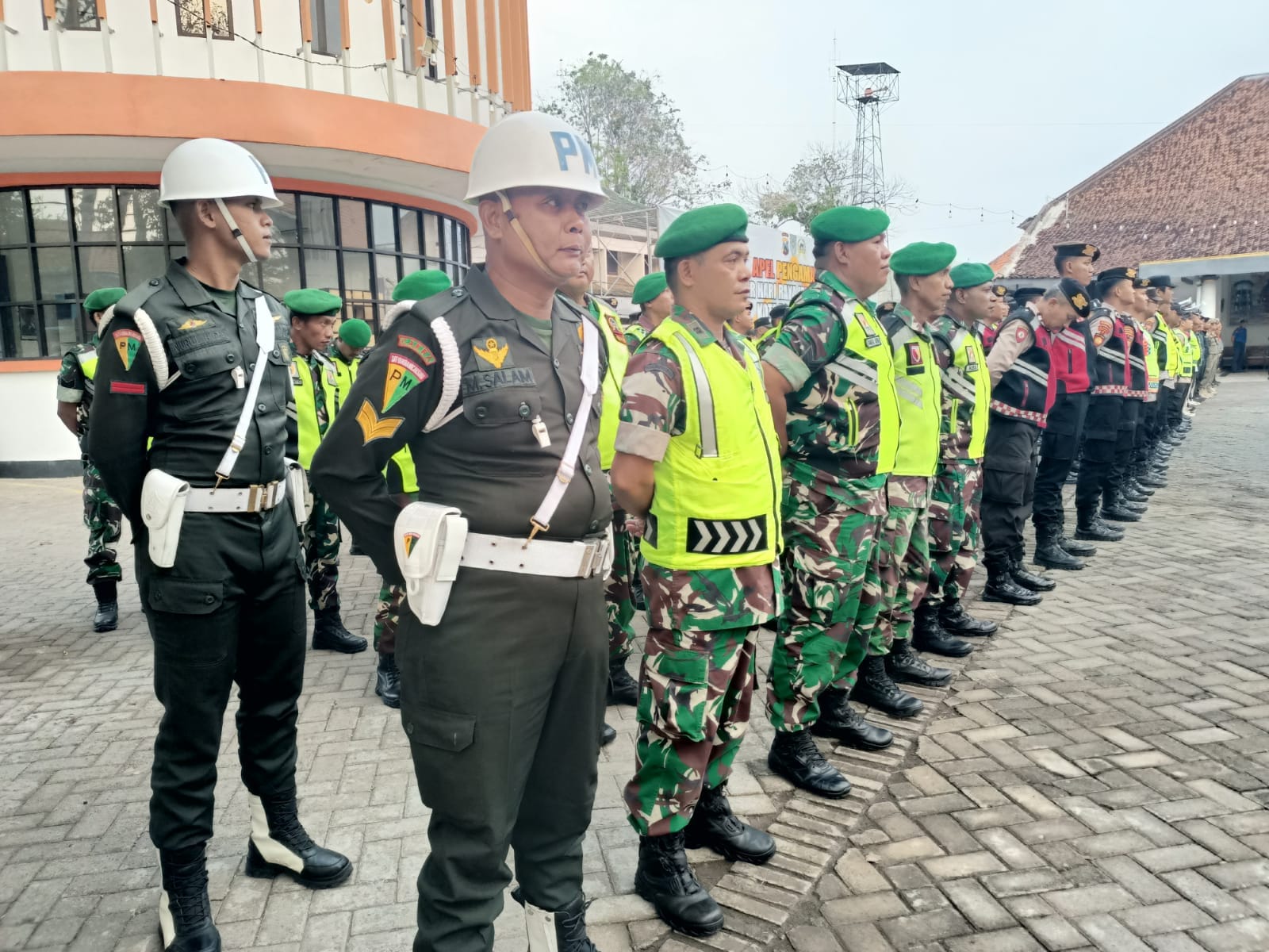 Bersama Sejumlah Pihak Kasdim Mengikuti Pelaksanaan Apel Kesiapan Pengamanan Malam Takbir Hari Raya Idul Adha 1447 H/ 2026 M