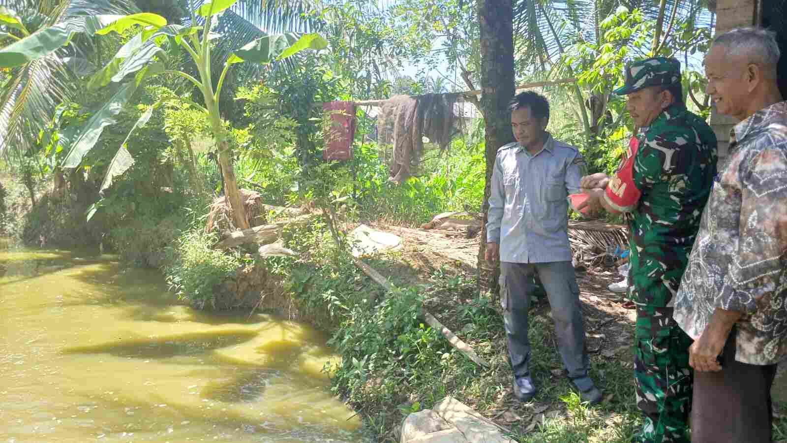 Babinsa Koramil 1008-05/Kelua–Muara Harus Dampingi Pembudidaya Ikan Patin di Desa Sei Buluh