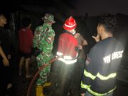 Aksi Sigap Babinsa Koramil 1008-04/Tanta-Murung Pudak Bantu Korban Kebakaran 10 Pintu Bedakan di Desa Kapar