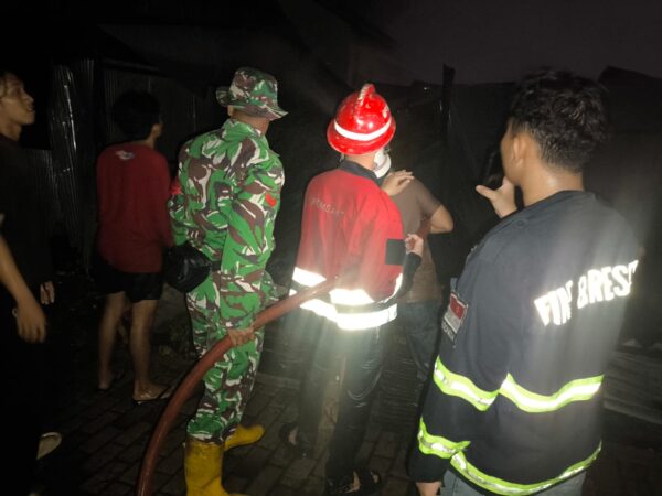 Aksi Sigap Babinsa Koramil 1008-04/Tanta-Murung Pudak Bantu Korban Kebakaran 10 Pintu Bedakan di Desa Kapar
