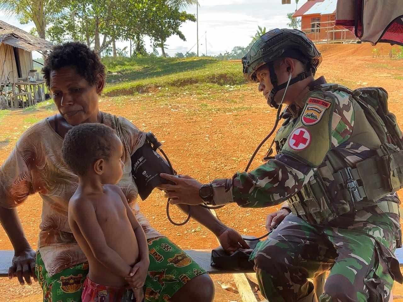 Prajurit Koops TNI Habema Serentak Berikan Pelayanan Kesehatan di Pelosok Papua