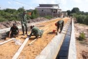 SATGAS TMMD KE-128 KODIM 0908/BONTANG KEBUT PEMBANGUNAN DRAINASE DAN BADAN JALAN
