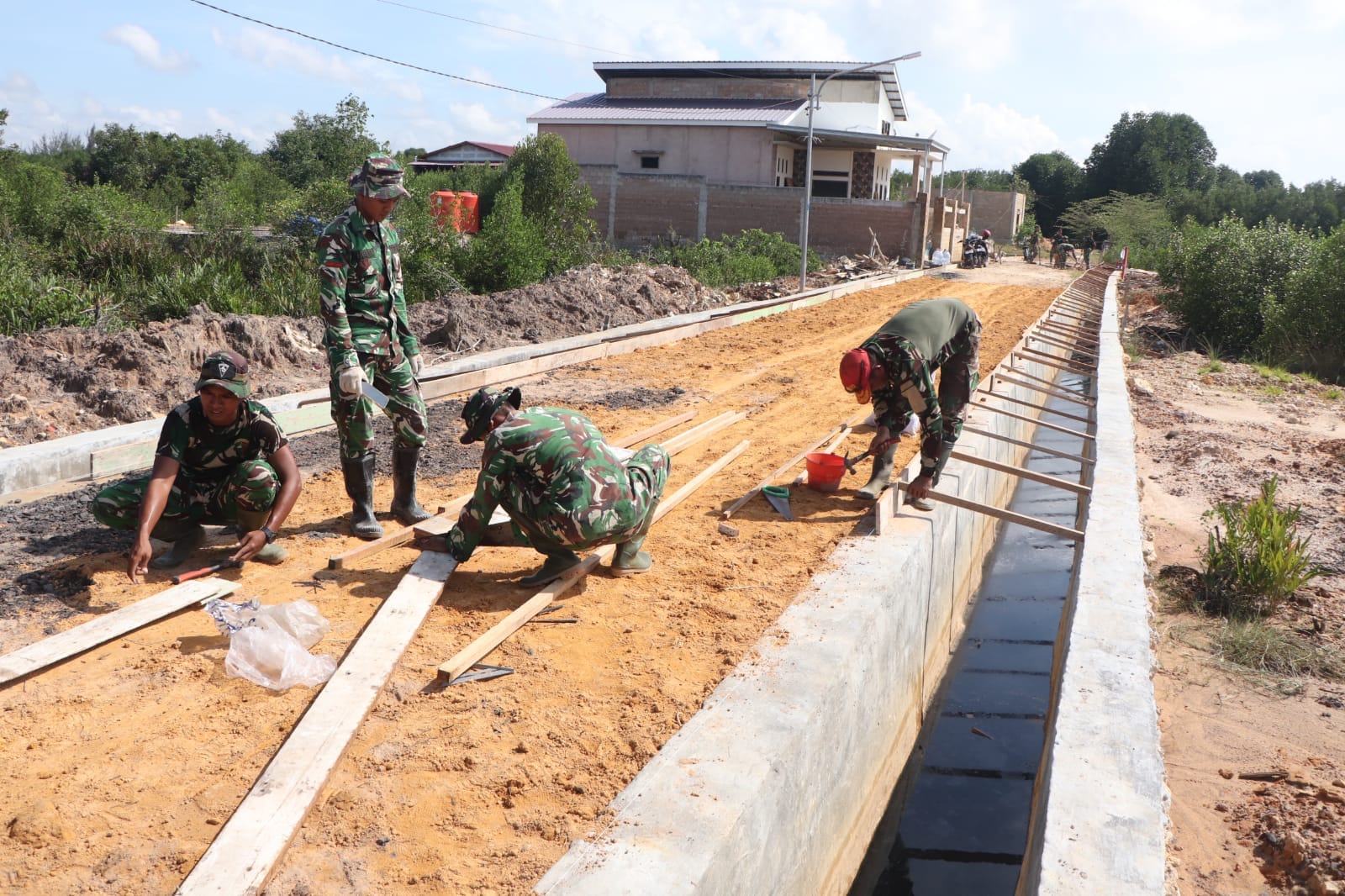SATGAS TMMD KE-128 KODIM 0908/BONTANG KEBUT PEMBANGUNAN DRAINASE DAN BADAN JALAN