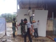 Pengerjaan RTLH di Desa Badak Mekar Terus Berlanjut, Satgas TMMD Ke-128 Kodim 0908/Bontang Lakukan Pemasangan Dinding