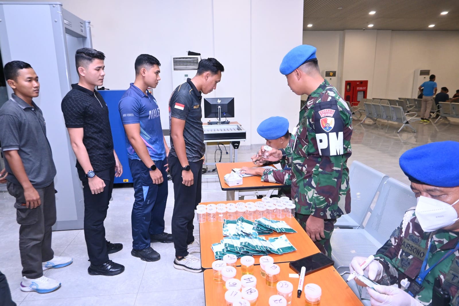 Cegah Penyalahgunaan Narkoba dan LGBT, Lanud Sultan Hasanuddin Gelar Apel Malam dan Tes Urine Prajurit Bujangan