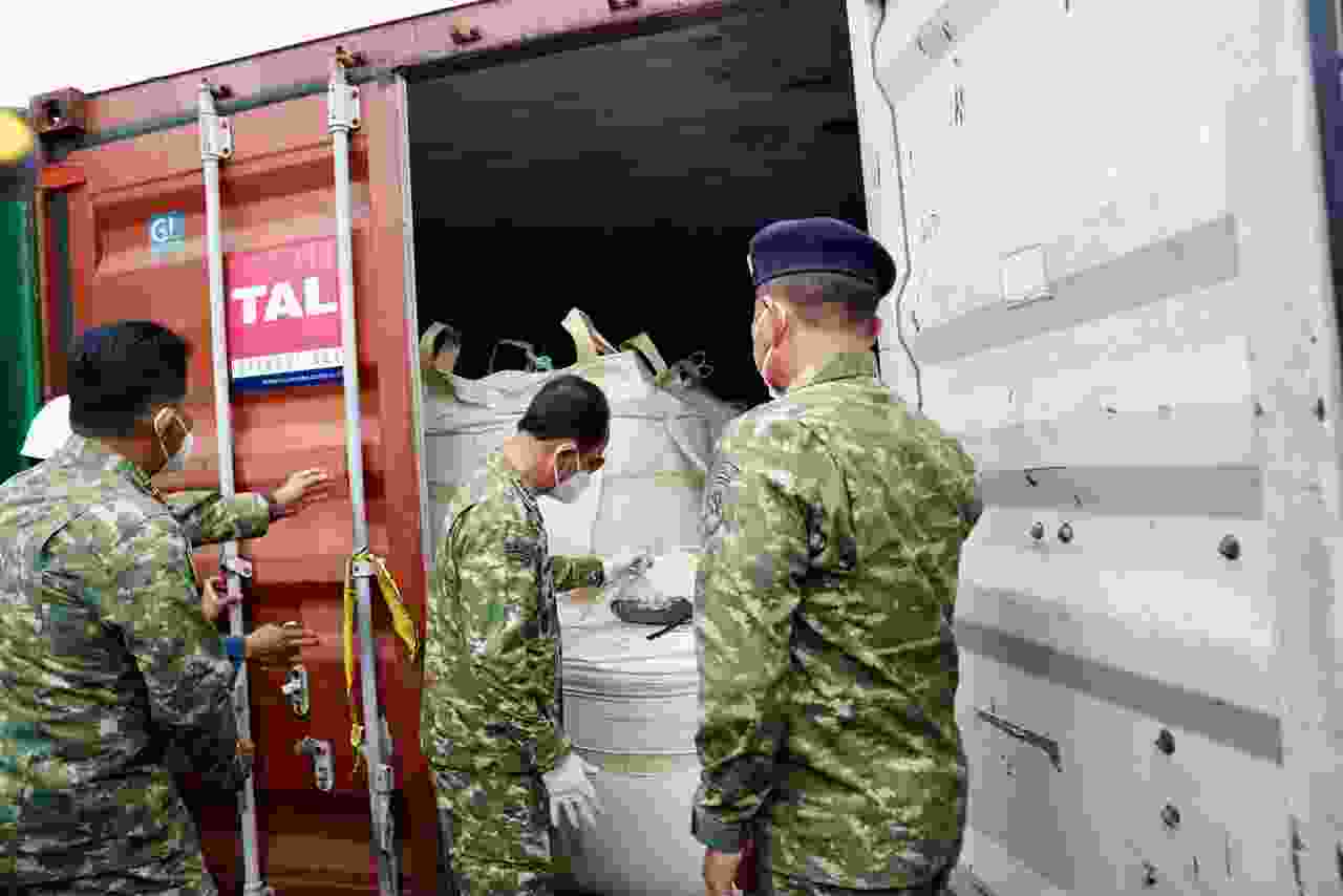 Kasum TNI Tinjau Pemeriksaan Kontainer Mineral Hasil Penindakan TNI AL di Batam