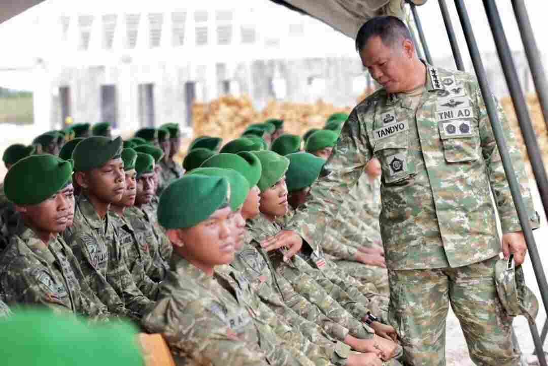 Wapang TNI Dampingi Menhan RI Tinjau Yonif TP 808/Mbaham Matta di Papua Barat