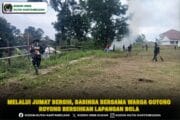 Melalui Jumat Bersih, Babinsa Bersama Warga Gotong Royong Bersihkan Lapangan Bola