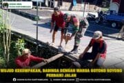 Wujud Kekompakan, Babinsa dengan Warga Gotong Royong Perbaiki Jalan
