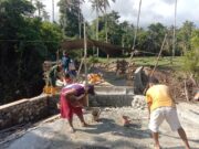 Anggota Kodim 1505/Tidore dan Warga Gotong Royong Cor Tiang Pembatas Jembatan Garuda di Desa Gita