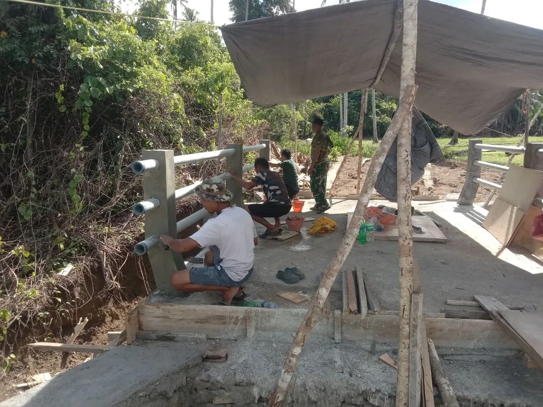 Pembangunan Jembatan Garuda Capai 85 Persen, TNI dan Warga Gotong Royong Acian Tiang Pembatas