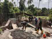 Semangat Gotong Royong, Anggota Kodim 1505/Tidore dan Warga Cor Trotoar Jembatan Garuda Demi Kenyamanan