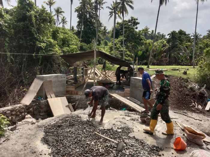 FB_IMG_1780807123264 Semangat Gotong Royong, Anggota Kodim 1505/Tidore dan Warga Cor Trotoar Jembatan Garuda Demi Kenyamanan