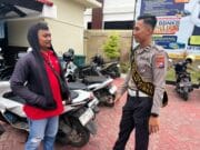 Polantas Tuban Ubah Pinggir Jalan Jadi Ruang Konsultasi SIM, STNK dan BPKB untuk Warga