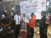Babinsa Koramil 01/Batang Alai Selatan Dampingi Penyerahan Bantuan kepada Warga Terdampak Puting Beliung di Tiga Desa