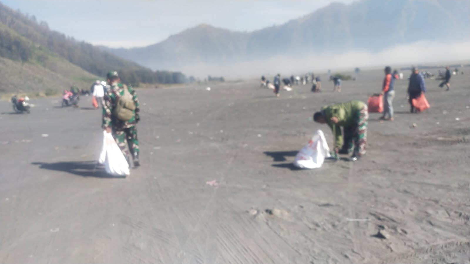 Jaga Kelestarian Bromo, TNI Bersama Masyarakat Bergerak Bersihkan Kawasan Wisata Internasional