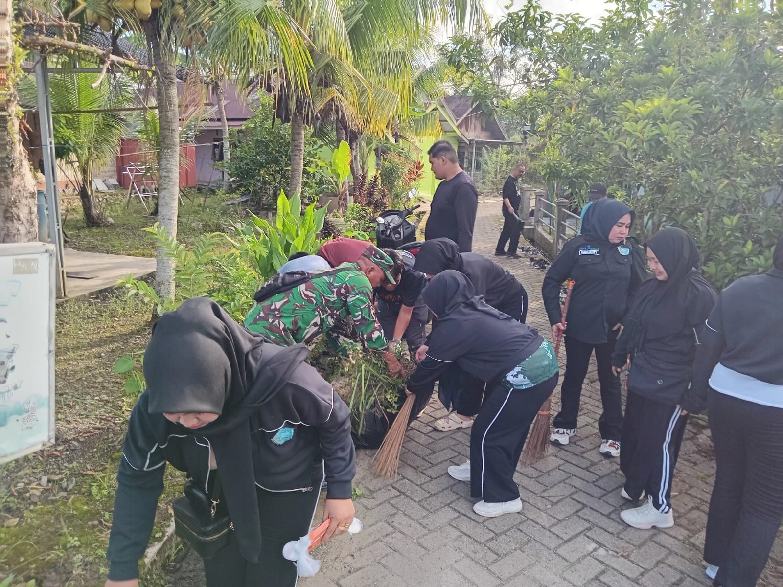 Babinsa Koramil Pandawan Kawal Program Lingkungan, Desa Rasau Jadi Sample Project Kebersihan