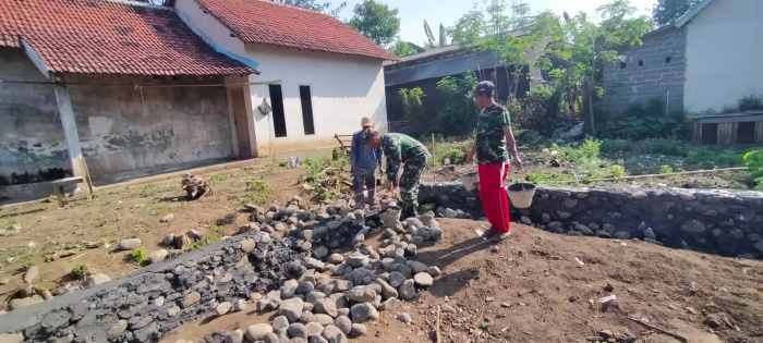 Koramil Wonomerto Tunjukkan Kepedulian Sosial, Babinsa Ikut Kerja Bakti Bangun Rumah Warga
