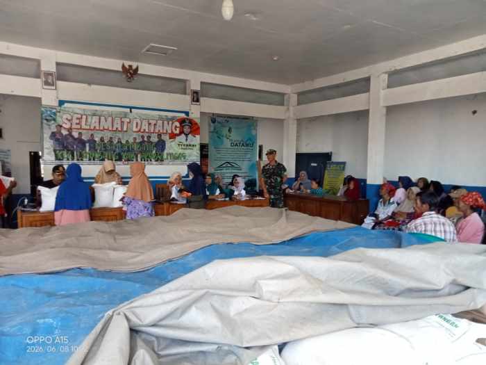 561 Keluarga Penerima Manfaat di Desa Lumbang Dapat Bantuan Beras, Koramil Turun Kawal Penyaluran