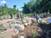 Bersama Masyarakat Koramil Pakuniran Kerja Bakti Di Lokasi Jembatan Putus