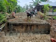 Personel Kodim 1008/Tabalong dan Warga Pasang Pondasi Cakar Ayam Jembatan Garuda