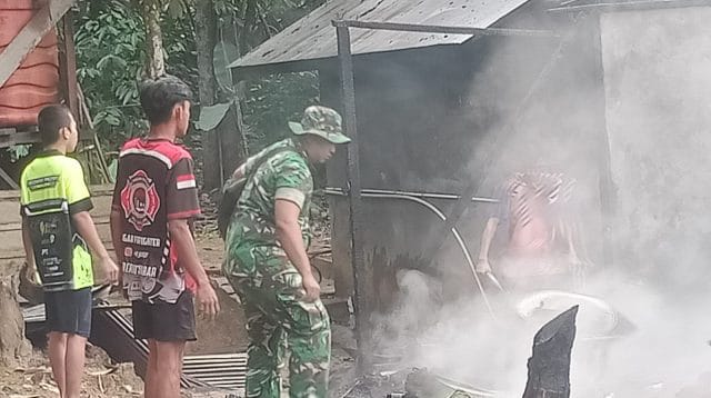 Sigap di Tengah Musibah, Babinsa Upau Bantu Evakuasi dan Pemadaman Kebakaran Warga