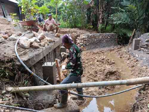 Tak Kenal Lelah, TNI dan Warga Genjot Pembangunan Jembatan Garuda di Puain Kanan