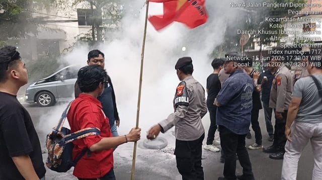 Demo Delapan Aktivis LMND di Jakarta Pusat Berujung Protes Keras Akibat Pembakaran Ban Bekas
