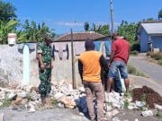 Koramil Wonomerto Bersama Petugas Dan masyarakat Gotong Royong Perbaiki Saluran PDAM