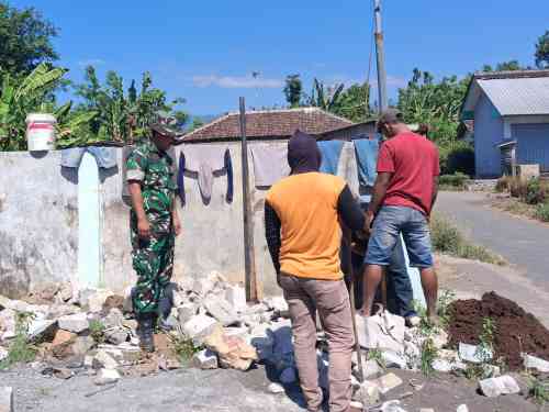 Koramil Wonomerto Bersama Petugas Dan masyarakat Gotong Royong Perbaiki Saluran PDAM