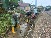 Semangat Kebersamaan, Babinsa dan Warga Awang Baru Bergotong Royong Cegah Banjir