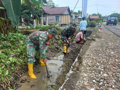 Semangat Kebersamaan, Babinsa dan Warga Awang Baru Bergotong Royong Cegah Banjir