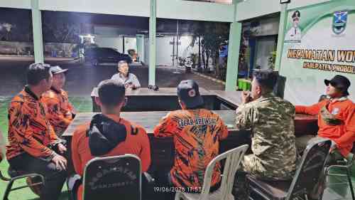 Mengganggu Kabel PLN, Koramil Wonomerto Lakukan Pengamanan Penebangan Dan Pemangkasan Pohon