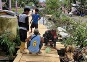 IMG-20260620-WA0114 Babinsa Koramil 1002-05/Pandawan Gotong Royong Bantu Warga Perbaiki Titian di Desa Kayu Rabah