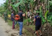 Tetap Mengabdi di Hari Libur, Babinsa Kodim 1002/HST Bersama Warga Bersihkan Lingkungan