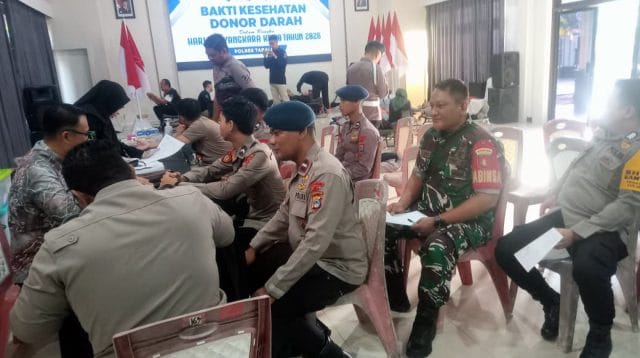 Sambut HUT Bhayangkara ke-80, Personel Kodim 1008/Tabalong Ikut Donor Darah di Polres Tabalong