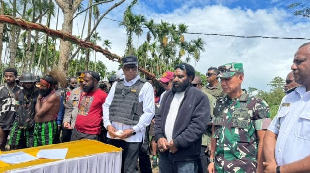 Dandim 1710/Mimika Ajak Warga Jaga Persaudaraan dalam Prosesi Perdamaian Perang Suku di Kwamki Narama