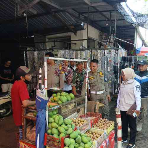 Bersama Sejumlah Pihak, Koramil Maron Melakukan Pendampingan Penataan Ulang PKL Diarea Pasar