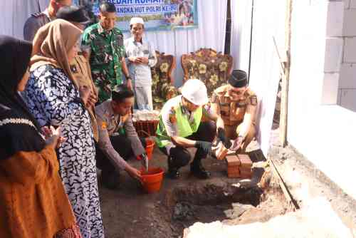 Kapolres Probolinggo Kota Letakkan Batu Pertama Bedah Rumah Warga Tongas, Wujud Kepedulian HUT Bhayangkara ke-80